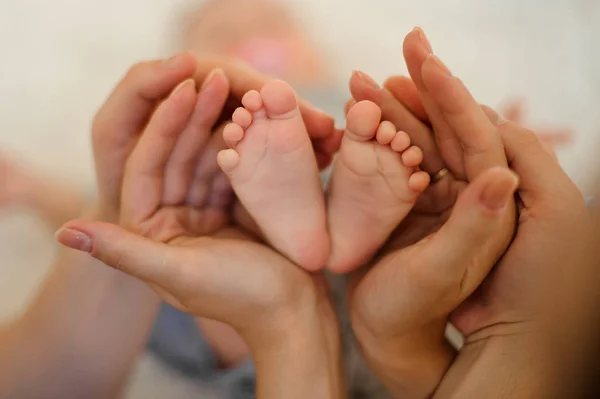 Pieds Bébé Coeur Petits Pieds Bébé Dans Les Mains Maman — Photo