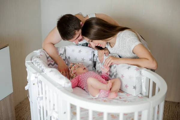 Feliz Padre Madre Arrullando Linda Niña Recién Nacida Bonita Cama — Foto de Stock