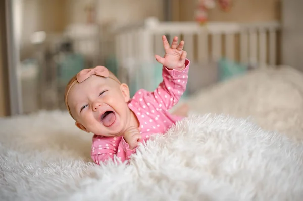 Χαριτωμένο Μικρό Μωρό Κορίτσι Ντυμένοι Στα Ροζ Κοστούμι Ξαπλωμένη Στο — Φωτογραφία Αρχείου