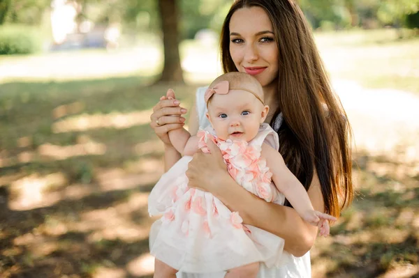 Gelukkig Lachend Jonge Moeder Wandelen Met Schattige Babymeisje Park Zonnige — Stockfoto