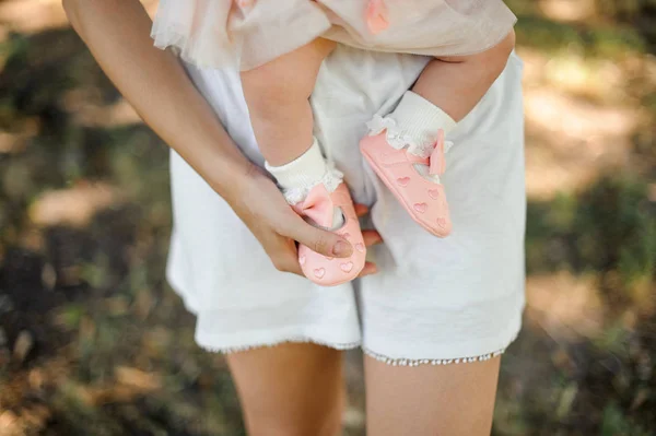 Matka Ręka Trzyma Małego Dziecka Dziewczyna Noga Stojący Tle Trawy — Zdjęcie stockowe