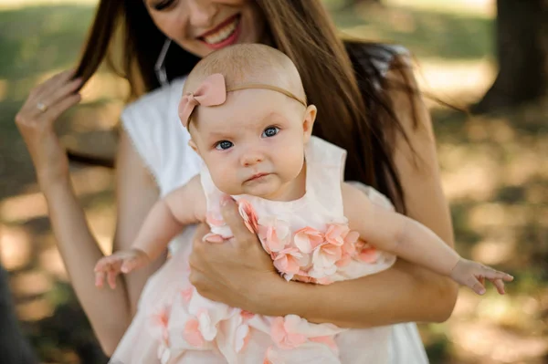 Jonge Moeder Wandelen Met Schattige Blauwogige Glimlachend Baby Meisje Park — Stockfoto