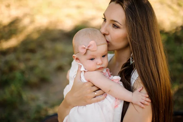 Jeune Mère Embrassant Bébé Fille Aux Yeux Bleus Mignon Marchant — Photo