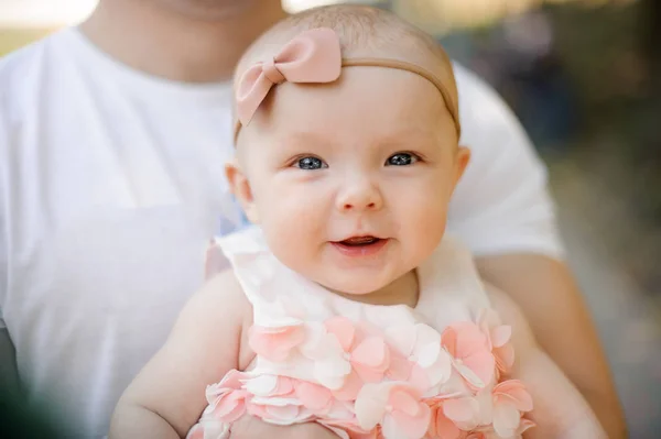 Retrato Pouco Bonito Sorridente Bebê Menina Vestida Vestido Rosa Arco — Fotografia de Stock