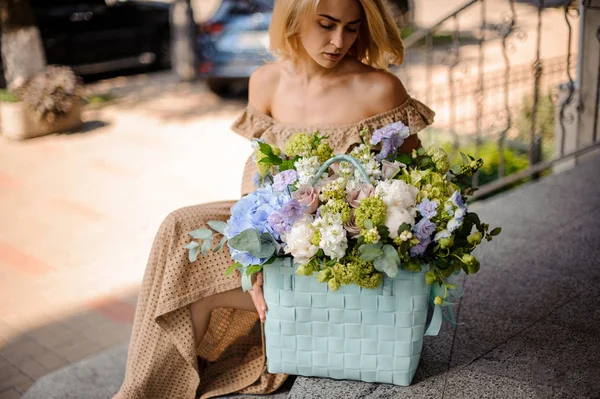 Ung Vacker Flicka Beige Klänning Sitter Nära Den Enorma Blå — Stockfoto