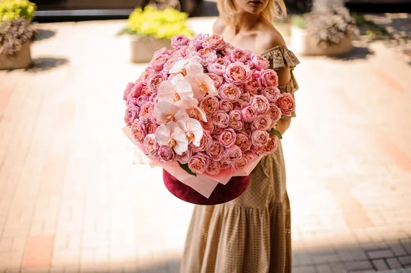 Young Girl Beige Dress Holding Her Hands Huge Box Peony — Stock Photo, Image