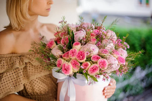 Chica Joven Vestido Beige Sosteniendo Sus Manos Una Caja Rosas — Foto de Stock