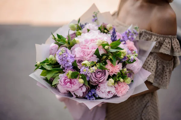 Young Girl Beige Dress Holding Her Hands Bouquet Tender Pink — Stock Photo, Image