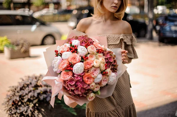 Young Beautiful Girl Beige Dress Holding Her Hands Bouquet Passionate — Stock Photo, Image