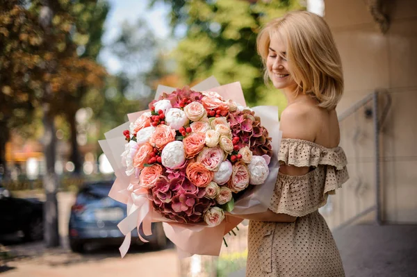 Hermosa Chica Sonriente Vestido Beige Sosteniendo Sus Manos Ramo Flores — Foto de Stock