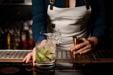 Kadın seksi barmen taze ve soğuk yaz mojito bar kokteyl yapım sayaç