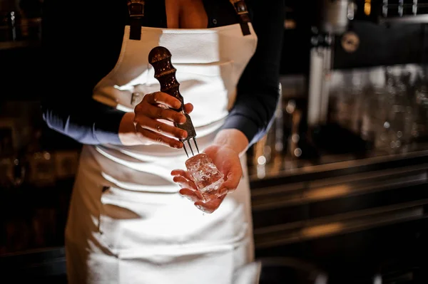 Mulher Barman Esmagando Pedaço Gelo Para Fazer Coquetel Verão Fresco — Fotografia de Stock