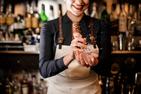 Lächelndes Barmann Mädchen Zerquetscht Ein Stück Eis Für Einen Frischen — Stockfoto