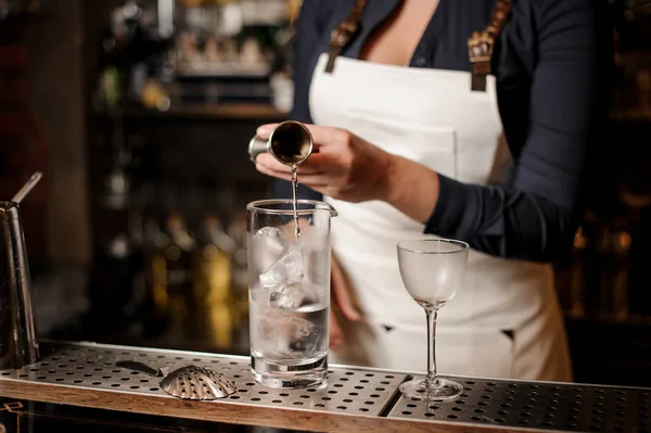 Mulher Barman Sexy Derramando Vodka Copo Coquetel Com Gelo Para — Fotografia de Stock