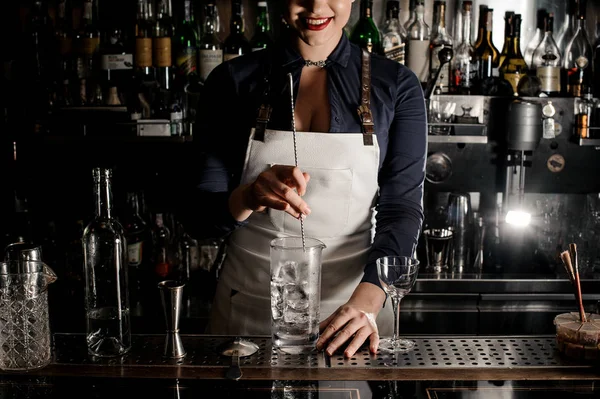 Mulher Barman Sorridente Com Decote Profundo Mexendo Coquetel Com Gelo — Fotografia de Stock