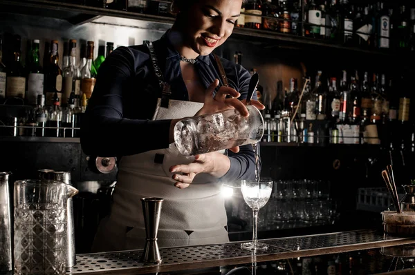 Mulher Bonita Sorridente Barman Derramando Bebida Fresca Verão Elegante Copo — Fotografia de Stock