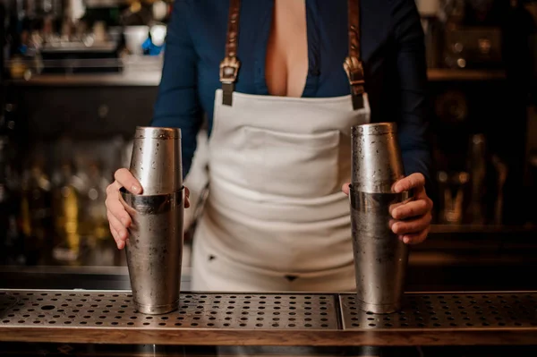 Jeune Barmaid Avec Magnifique Décolleté Profond Vêtu Tablier Tenant Deux — Photo