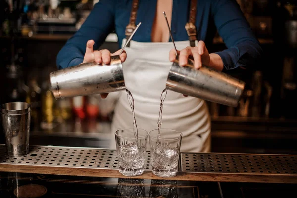 Barmaid Versando Fresco Cocktail Estivo Alcolico Shaker Due Bicchieri Sul — Foto Stock