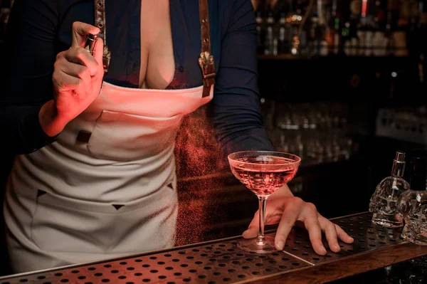 Sexy Barmanka Głębokim Dekoltem Rozpylania Gorzki Elegancki Koktajl Szkła Wypełnione — Zdjęcie stockowe