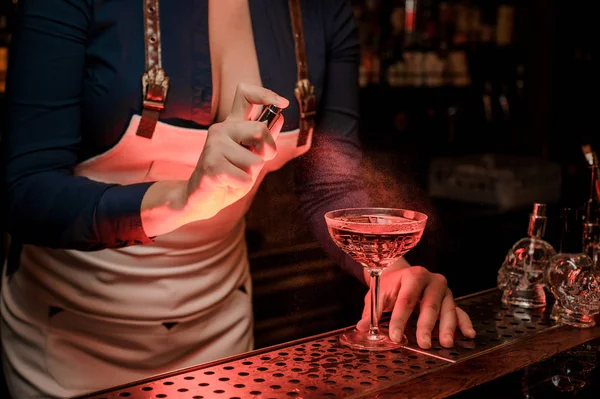 Barman Feminino Sexy Com Decote Profundo Pulverizando Amargo Elegante Copo — Fotografia de Stock