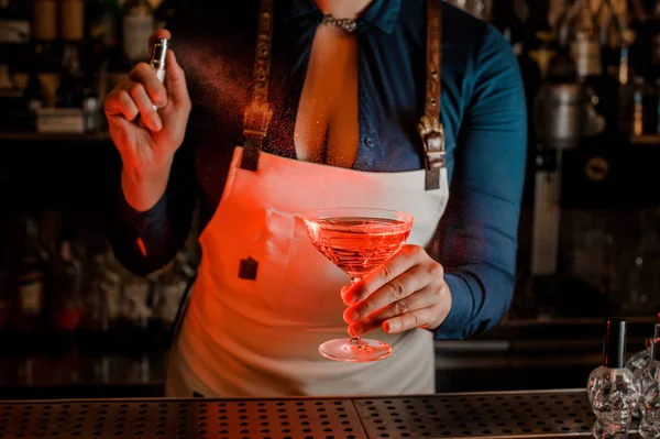 Barman Hembra Caliente Con Escote Profundo Rociando Amargo Elegante Copa — Foto de Stock
