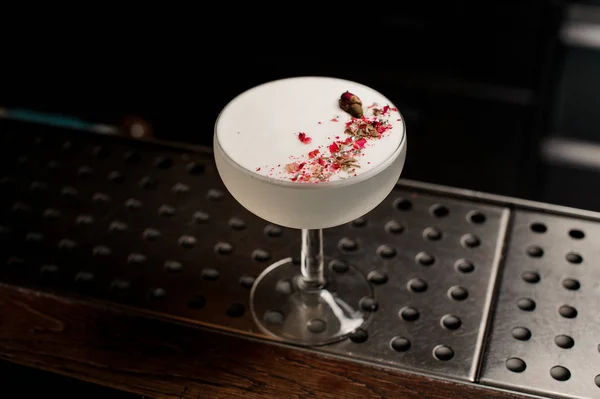 Elegante Cocktailgläser Gefüllt Mit Leckeren Weichen Und Süßen Weißen Sommercocktail — Stockfoto