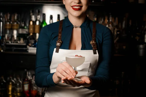 Barmaid Sexy Segurando Copo Coquetel Cheio Saboroso Coquetel Verão Branco — Fotografia de Stock