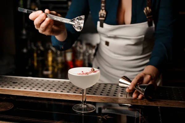 Barmaid Sexy Mettant Glaçon Dans Verre Cocktail Rempli Délicieux Cocktail — Photo