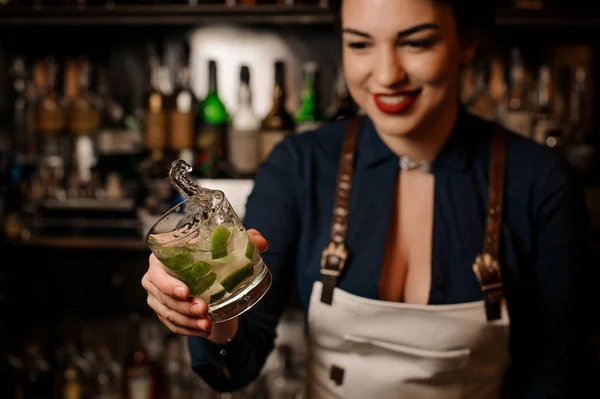 Sorrindo Mulher Sexy Barman Segurando Fresco Frio Verão Mojito Cocktail — Fotografia de Stock