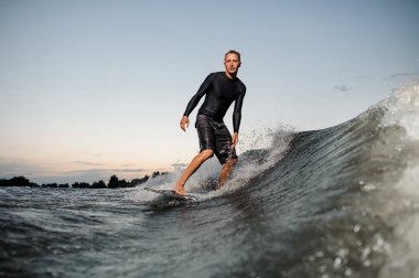 Genç adam bir uyku modundan çıkarma gemide mavi gökyüzü yaz akşam at binme