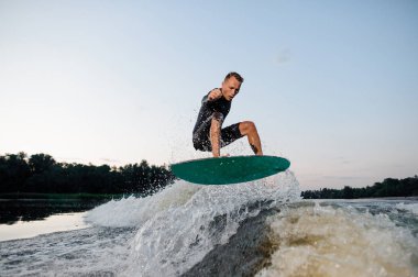 Gökyüzü arka planı mavi uyku modundan çıkarma panosunda nehir aşağı sürme Wakesurfer