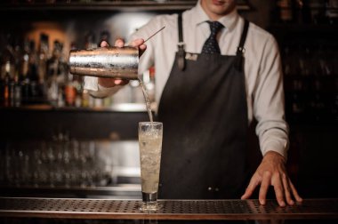 Taze yaz içeceği Ekşi limon tadı ile bir bardak buz bar ile içine dökme barmen