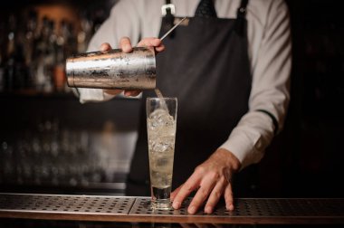 Taze yaz içeceği Ekşi limon tadı ile bir bardak buz bar ile içine dökme barmen