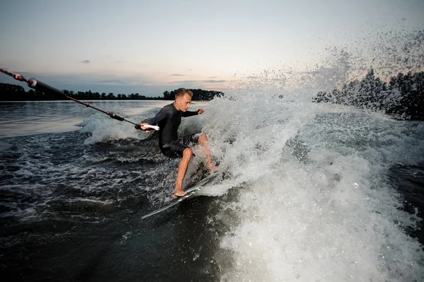 Aktiva Wakesurfer Klädd Baddräkt Som Rider Blå Floden Vågorna Med — Stockfoto