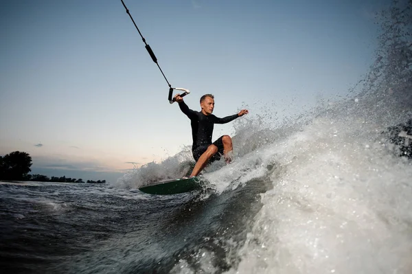 Aktiva Och Unga Man Som Rider Wake Board Sommarkvällen Mot — Stockfoto