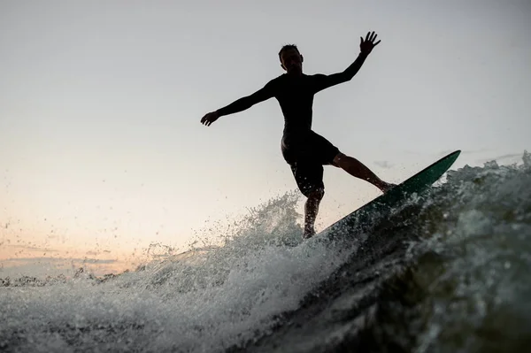 Silhueta Escura Jovem Montando Uma Prancha Velório Noite Verão — Fotografia de Stock