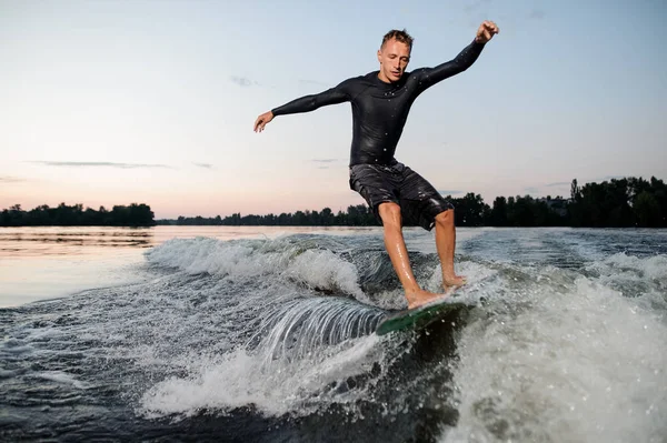 Junger Mann Reitet Sommerabend Auf Einem Wakeboard Den Fluss Hinunter — Stockfoto