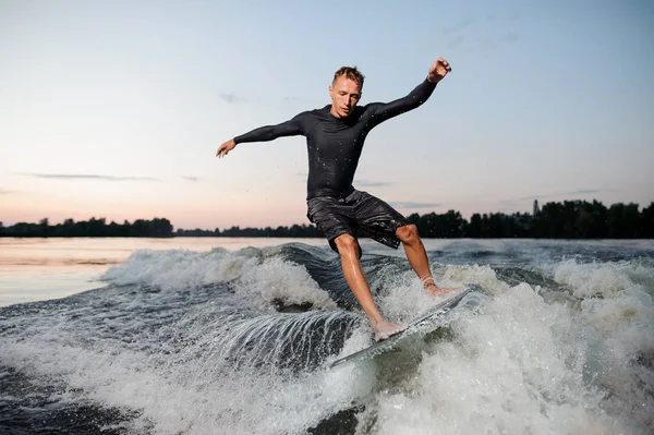 Junge Wakesurfer Springen Auf Einem Wakeboard Den Fluss Hinunter Wellen — Stockfoto