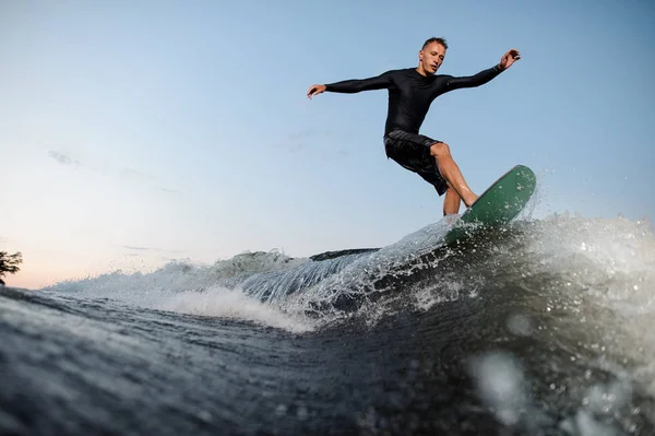 Ativo Wakesurfer Pulando Uma Placa Rastro Pelas Ondas Rio Contra — Fotografia de Stock