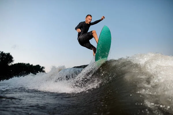 Ativo Jovem Wakesurfer Pulando Uma Placa Rastro Pelas Ondas Rio — Fotografia de Stock