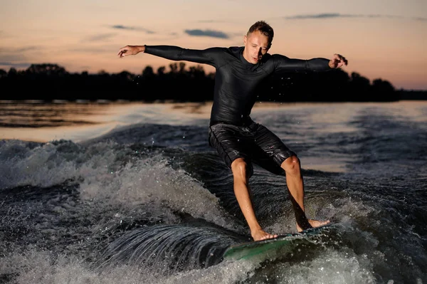 Aktiver Wakesurfer Schwarzen Badeanzug Der Sommerabend Auf Einem Wakeboard Flussabwärts — Stockfoto