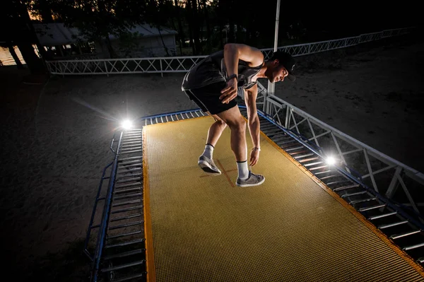 Junger Aktiver Mann Sportlicher Kleidung Springt Einem Sommerabend Auf Einem — Stockfoto