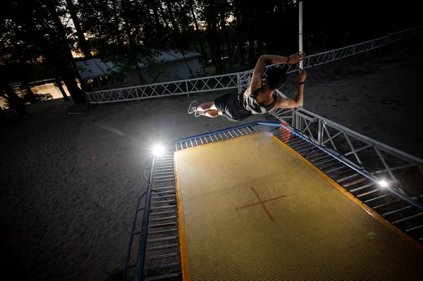 Junger Aktiver Mann Sportlicher Kleidung Springt Einem Sommerabend Auf Einem — Stockfoto