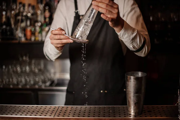 Barman Preparando Gelo Vidro Para Fazer Coquetel Verão Fresco Saboroso — Fotografia de Stock