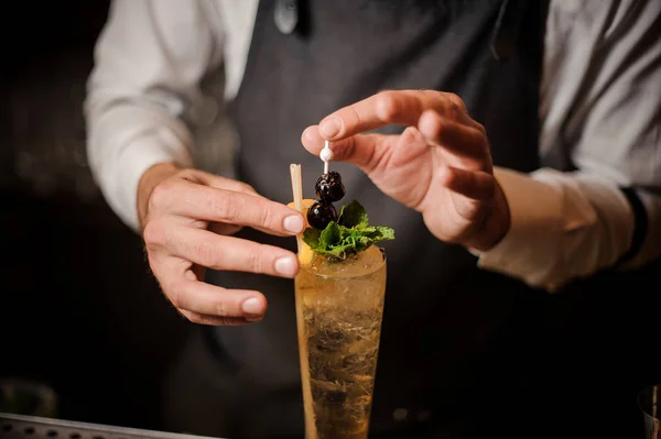 Barista Decorare Fresco Dolce Cocktail Estivo Con Ciliegie Menta Fette — Foto Stock