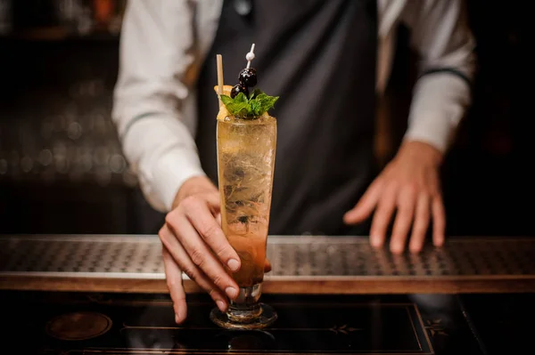 Barkeeper Hält Ein Glas Mit Frischem Und Süßem Sommercocktail Mit — Stockfoto