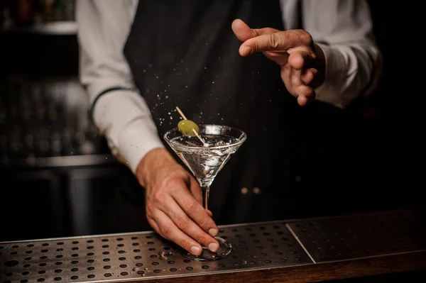 Barman Faisant Cocktail Été Martini Frais Fort Avec Une Olive — Photo