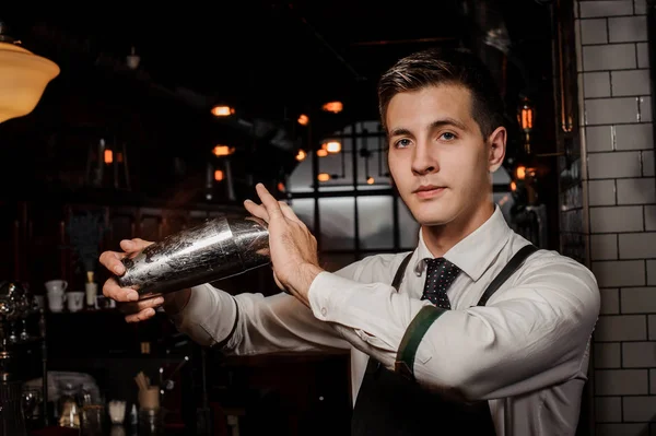 Joven Barman Guapo Sacudiendo Cóctel Verano Fresco Sabroso Fondo Del —  Fotos de Stock