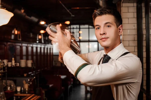 Junge Hübsche Barkeeper Schüttelt Einen Frischen Und Leckeren Sommercocktail Auf — Stockfoto