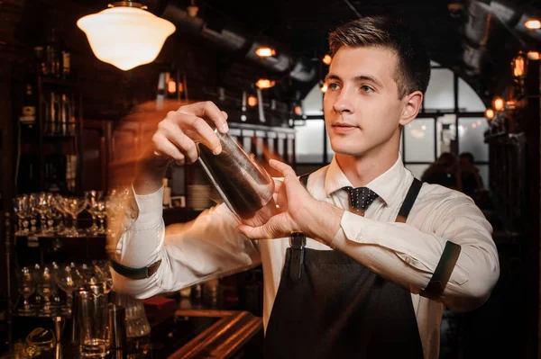 Jovem Bonito Barman Agitando Coquetel Verão Fresco Saboroso Fundo Bar — Fotografia de Stock